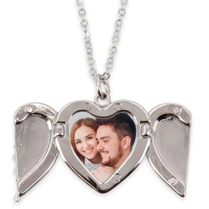 "Colgante sublimable en forma de corazón con alas y cadena incluida, ideal para personalización romántica"
