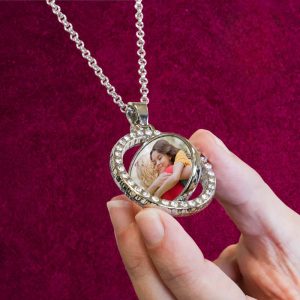 "Collares medalla con brillantes giratoria sublimable – Personalización elegante y sofisticada"