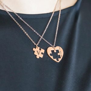 "Collares medalla corazón puzzle para grabado – Personalización romántica y original"