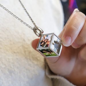 "Collares medalla cubo 3D sublimable – Personalización en tres dimensiones"