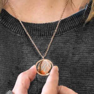 "Collares medalla redonda giratoria para grabado – Personalización elegante y única"