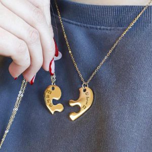 "Collares medalla pieza puzzle corazón para grabado – Personalización única para parejas y amigos"