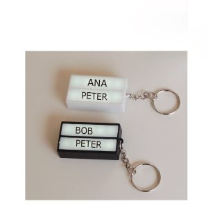 "Llaveros tipo caja de luz personalizables con mensajes intercambiables"