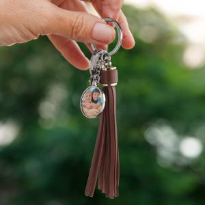 "Llaveros colgantes con flecos de polipiel y zona sublimable para personalización"