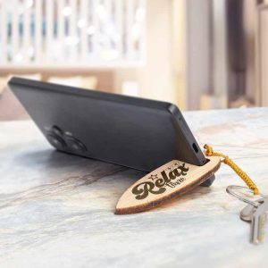 "Llavero de bambú con función sujeta móvil, ecológico y práctico"